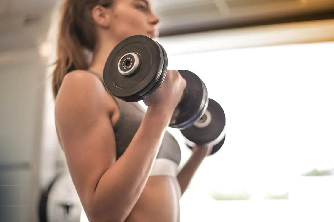 Woman lifting dumbells